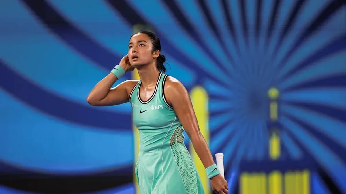 Joueuse de tennis en action sur le court
