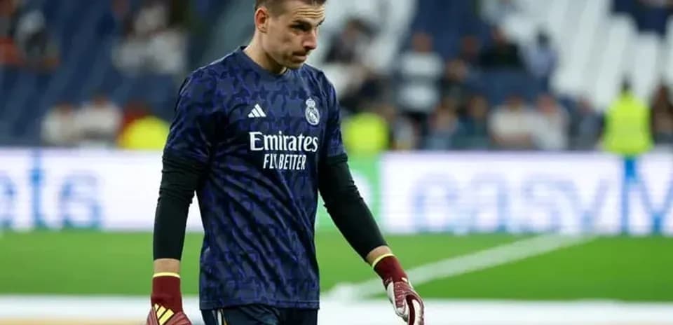 Gardien de but du Real Madrid marchant sur le terrain