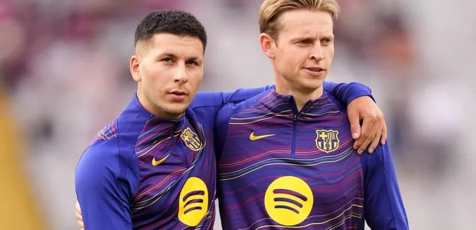 Deux joueurs de Barcelone en tenue d'échauffement