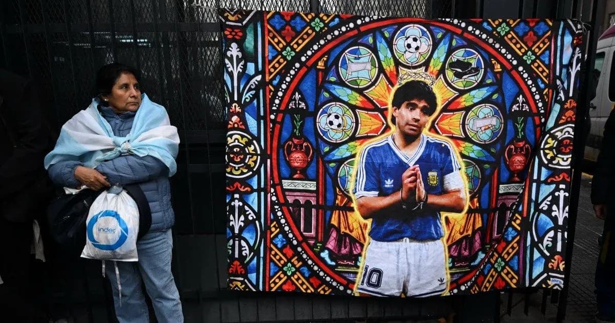 Femme avec écharpe argentine devant une fresque de Maradona