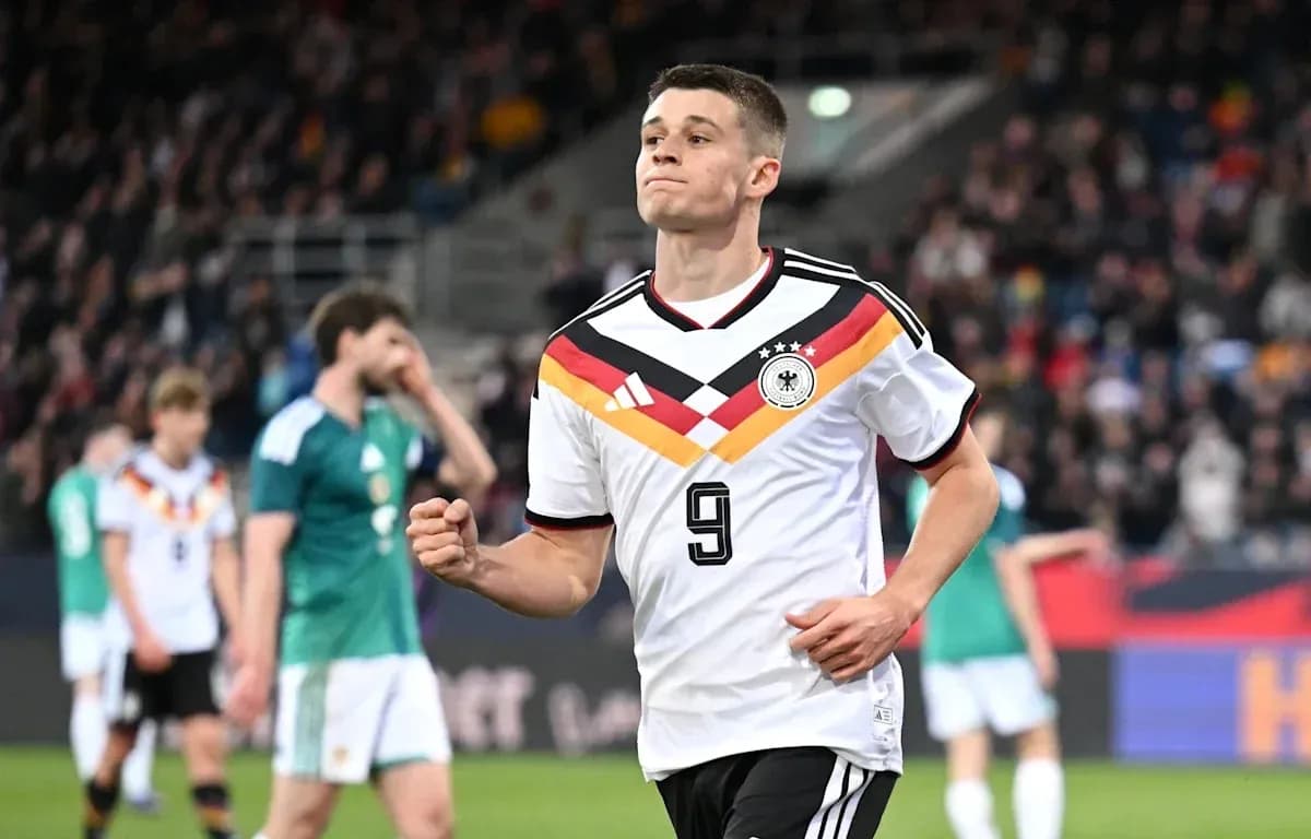 Joueur allemand célébrant un but lors du match