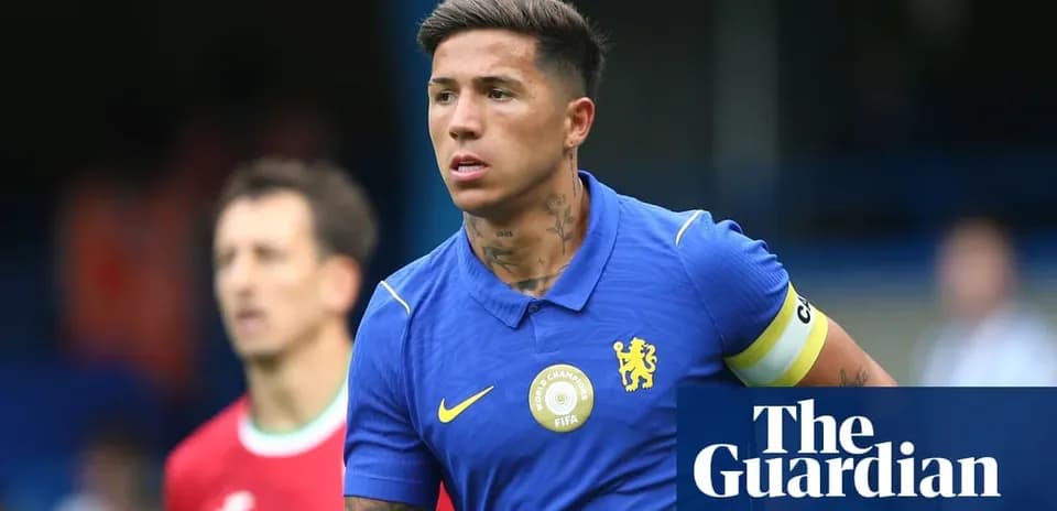 Joueur de Chelsea avec un maillot bleu sur le terrain