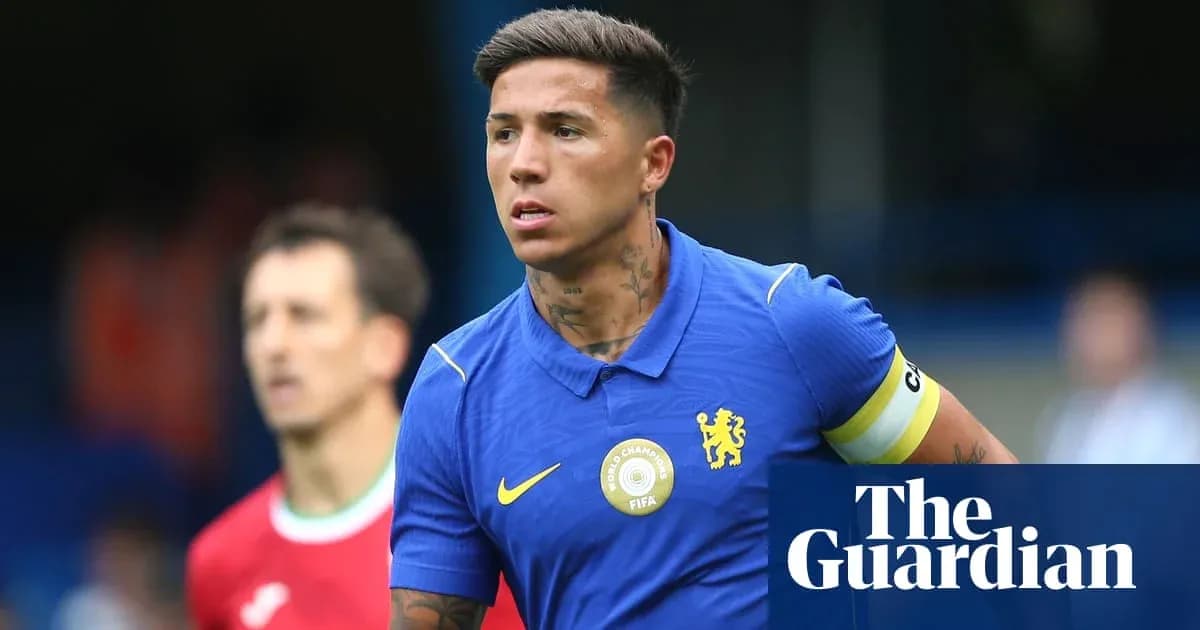 Joueur de Chelsea avec un maillot bleu sur le terrain