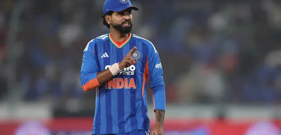 Joueur indien en action sur le terrain de cricket