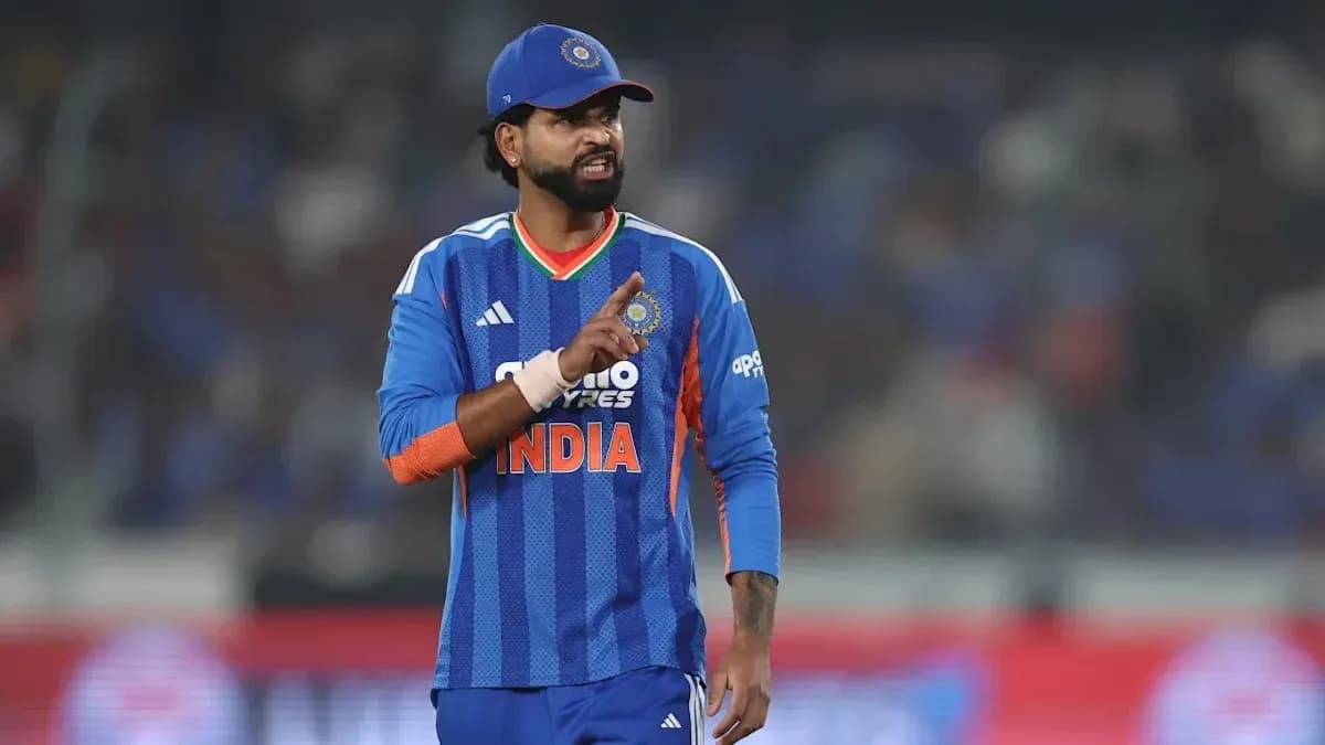 Joueur indien en action sur le terrain de cricket