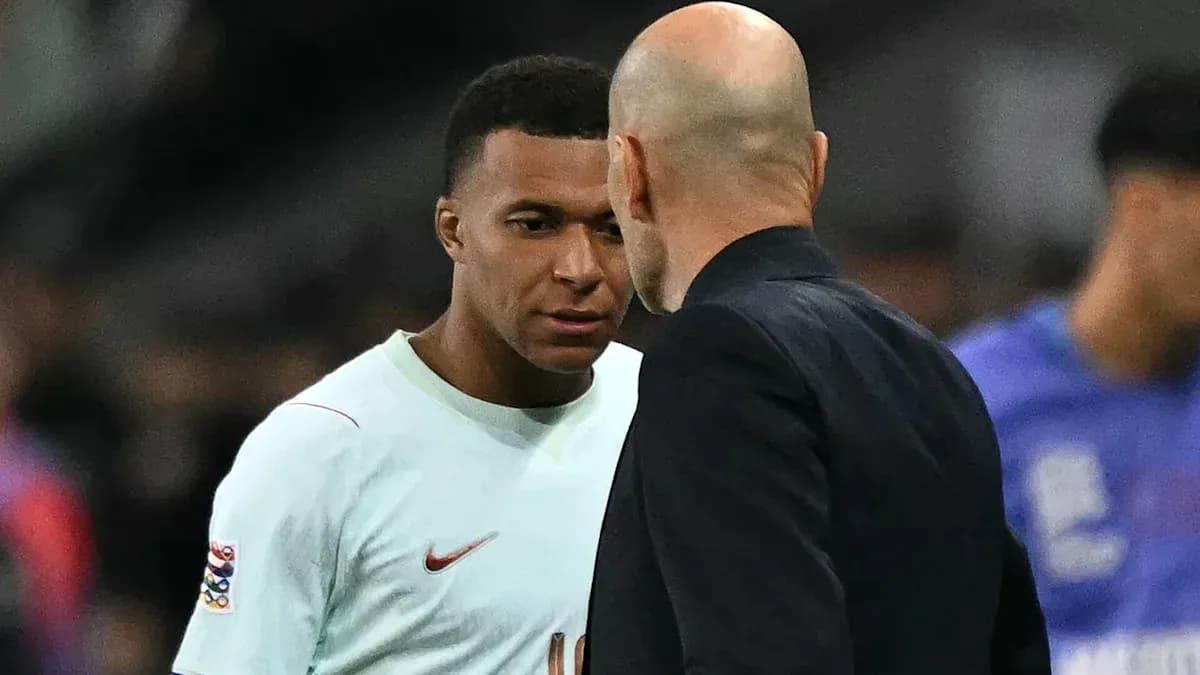 Kylian Mbappé et entraîneur discutant sur le terrain