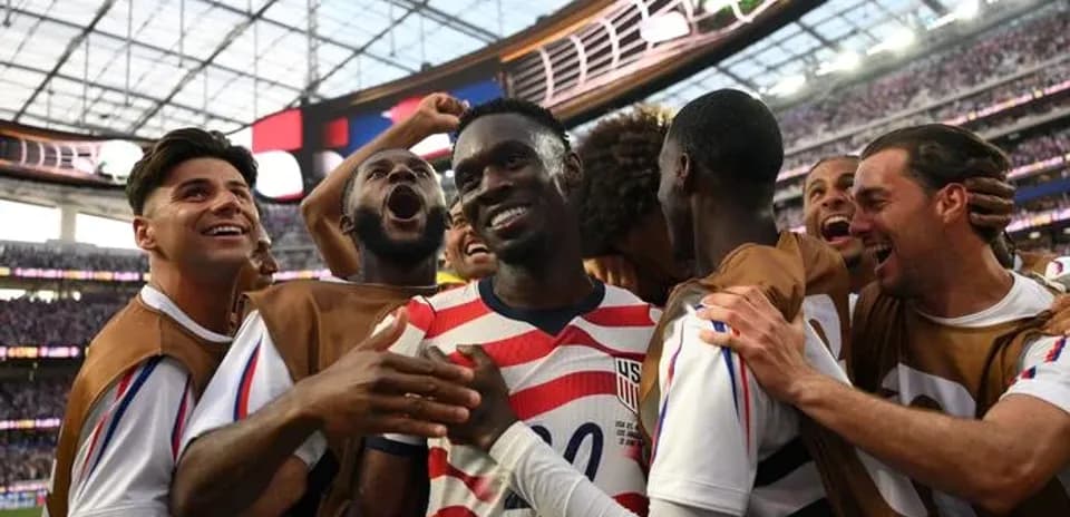 Joueurs de l'équipe des États-Unis célébrant un but
