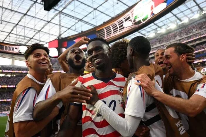 Joueurs de l'équipe des États-Unis célébrant un but
