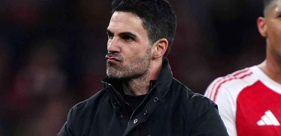 Entraîneur célébrant après un match de football