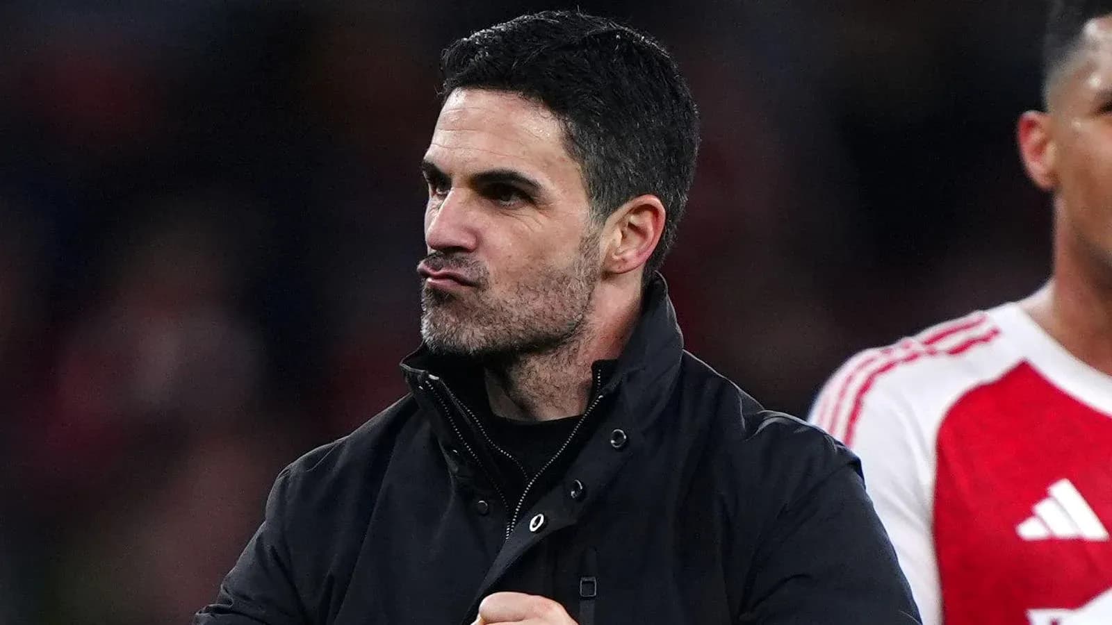 Entraîneur célébrant après un match de football