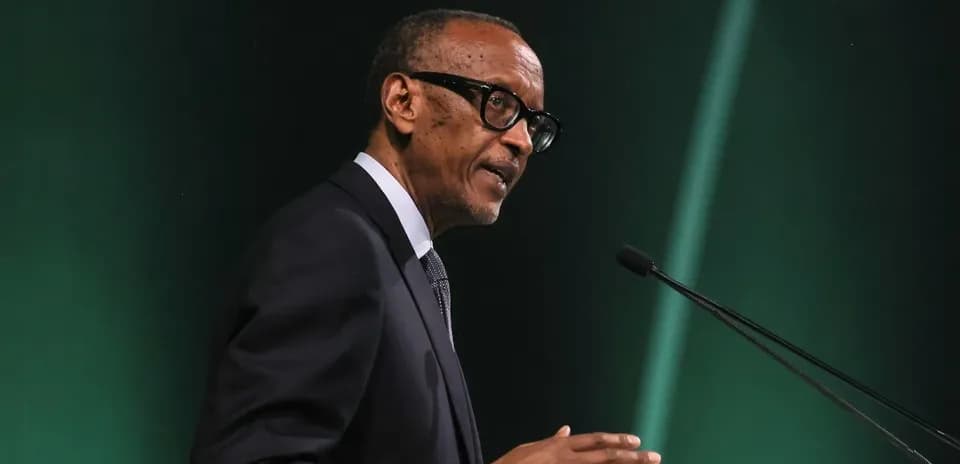 Homme parlant au micro lors d'un discours