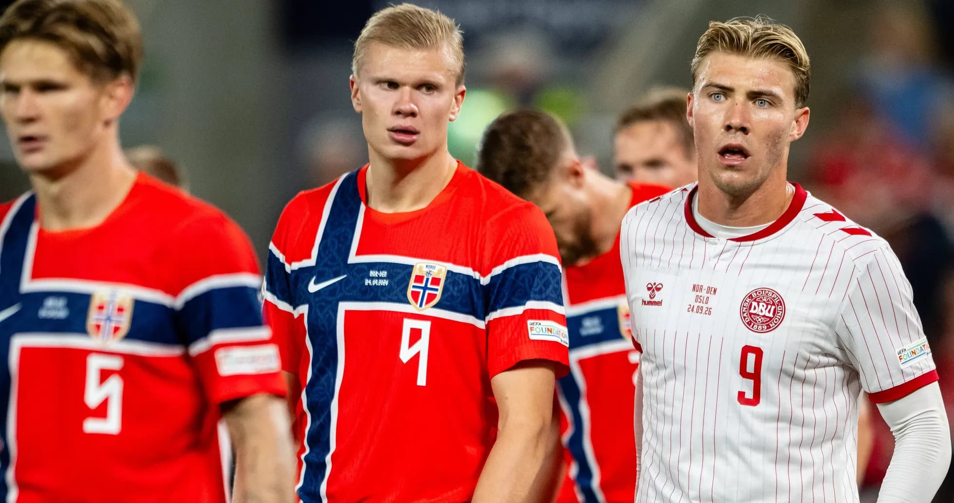 Joueurs norvégiens et danois sur le terrain après le match