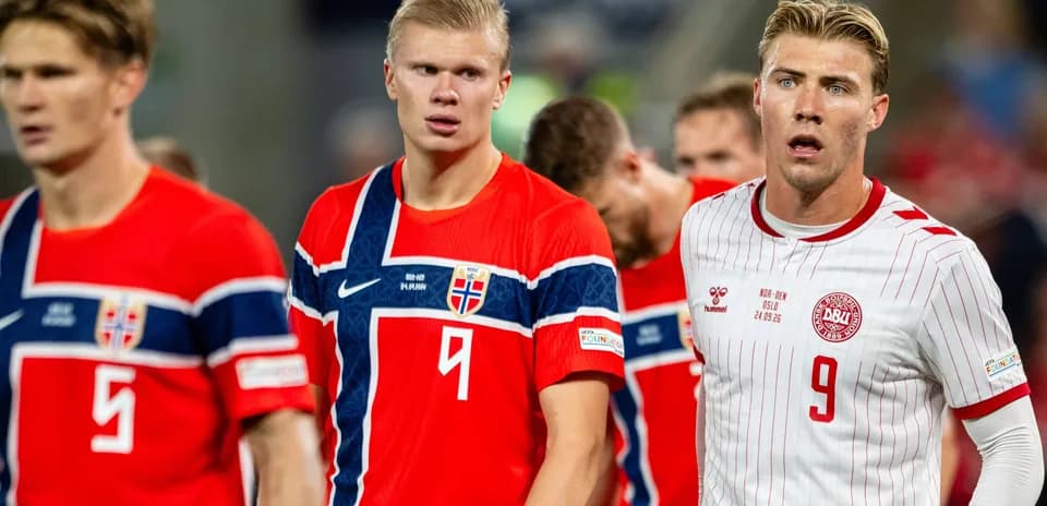 Joueurs norvégiens et danois sur le terrain après le match