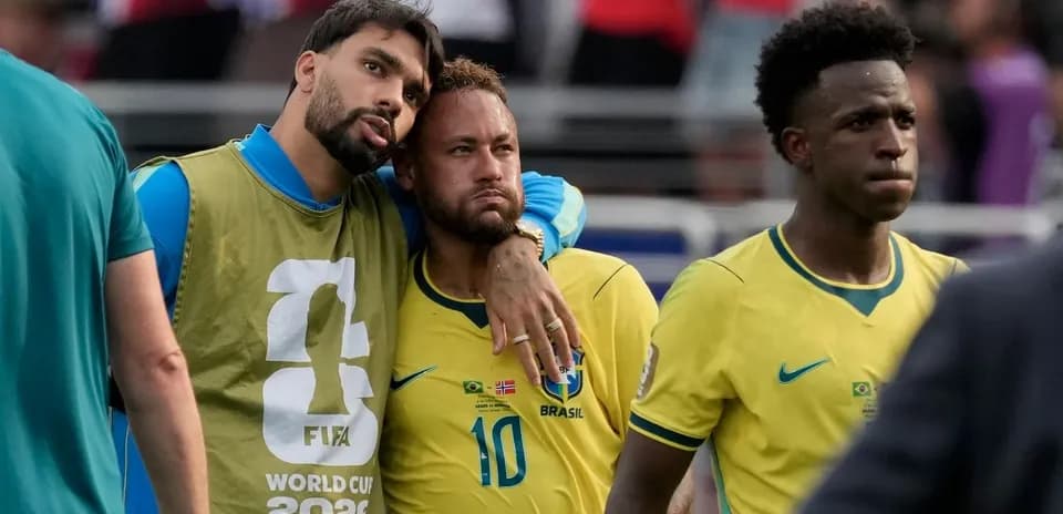 Joueurs brésiliens se consolant après un match