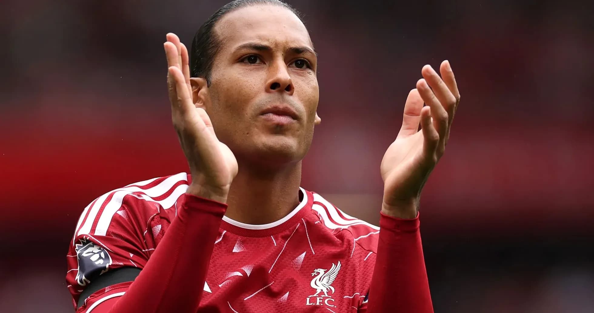 Joueur de Liverpool applaudit sur le terrain