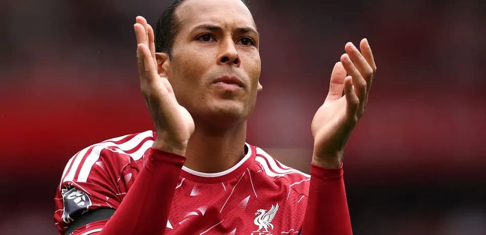 Joueur de Liverpool applaudit sur le terrain