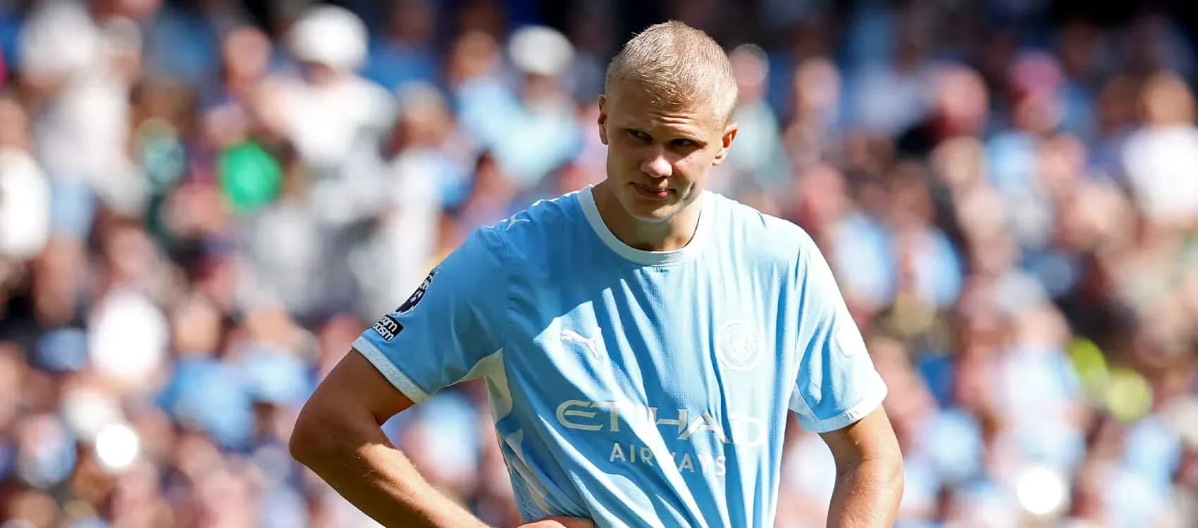 Joueur de Manchester City sur le terrain, regard pensif