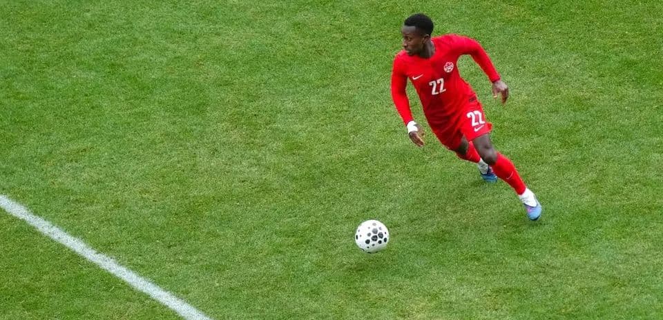 Joueur du Canada avec le numéro 22 en action