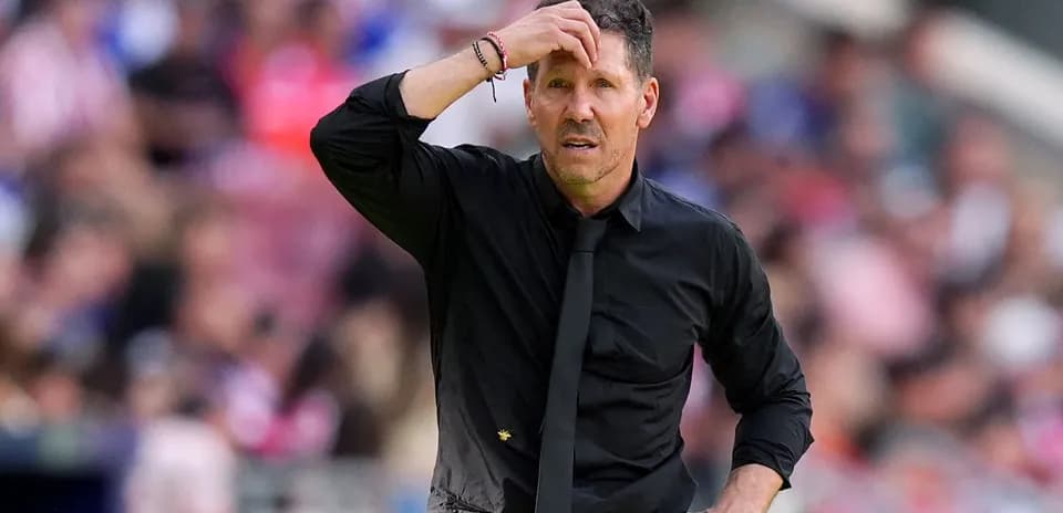 Entraîneur en costume noir pendant un match