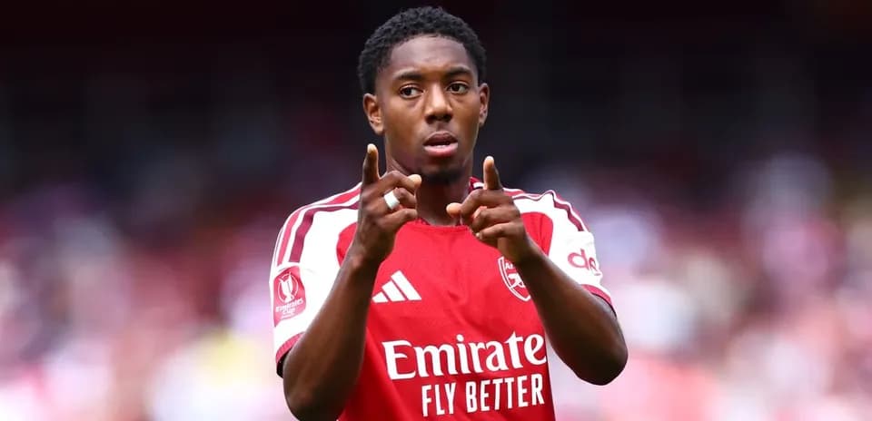 Joueur d'Arsenal pointant pendant un match