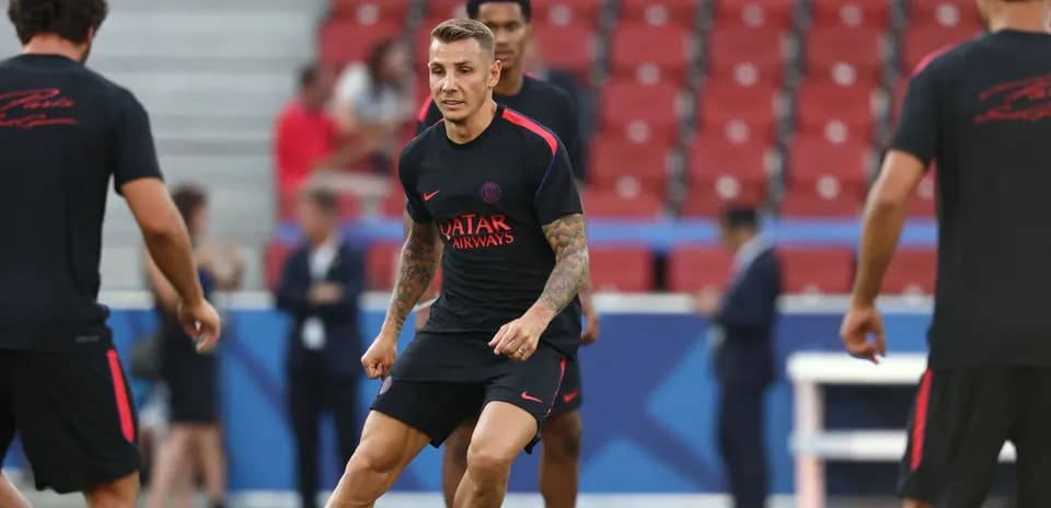 Joueur du PSG s'entraînant sur le terrain