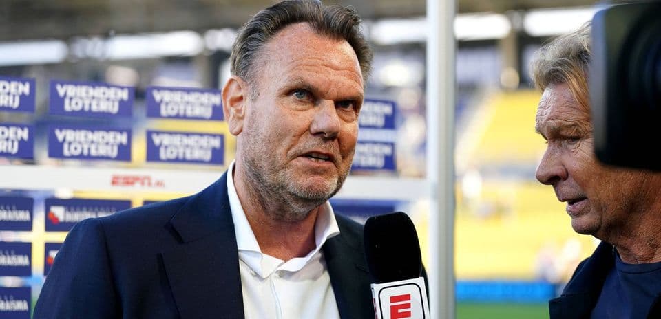 Interview avec un homme devant un microphone ESPN