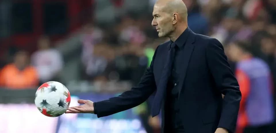 Entraîneur lançant le ballon sur la touche