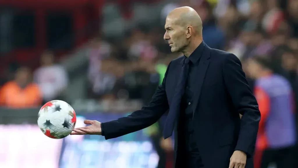 Entraîneur lançant le ballon sur la touche
