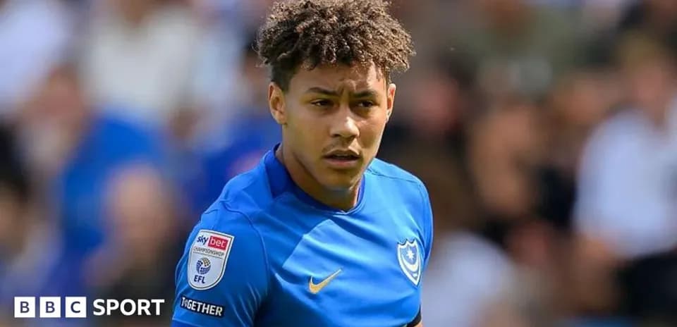 Joueur de Portsmouth en maillot bleu sur le terrain