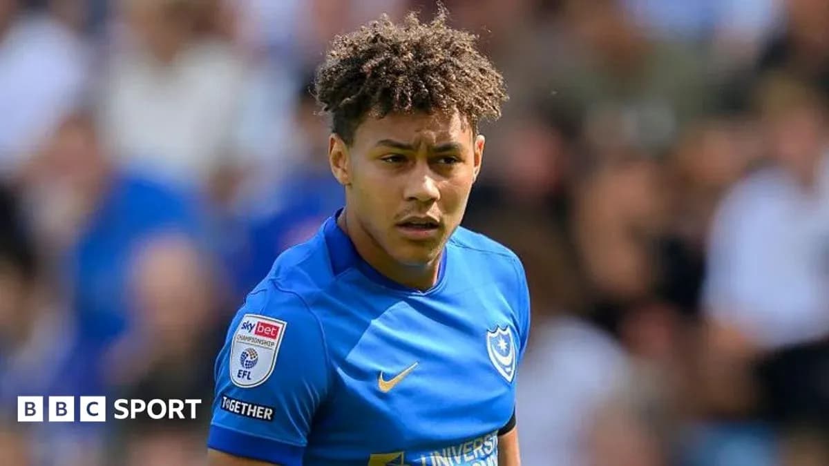 Joueur de Portsmouth en maillot bleu sur le terrain
