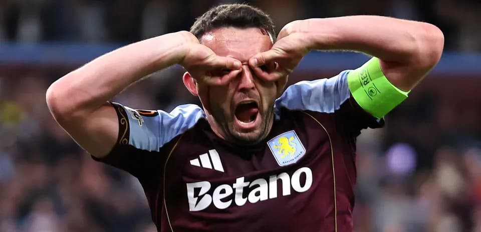 Joueur d'Aston Villa célébrant avec les mains sur les yeux