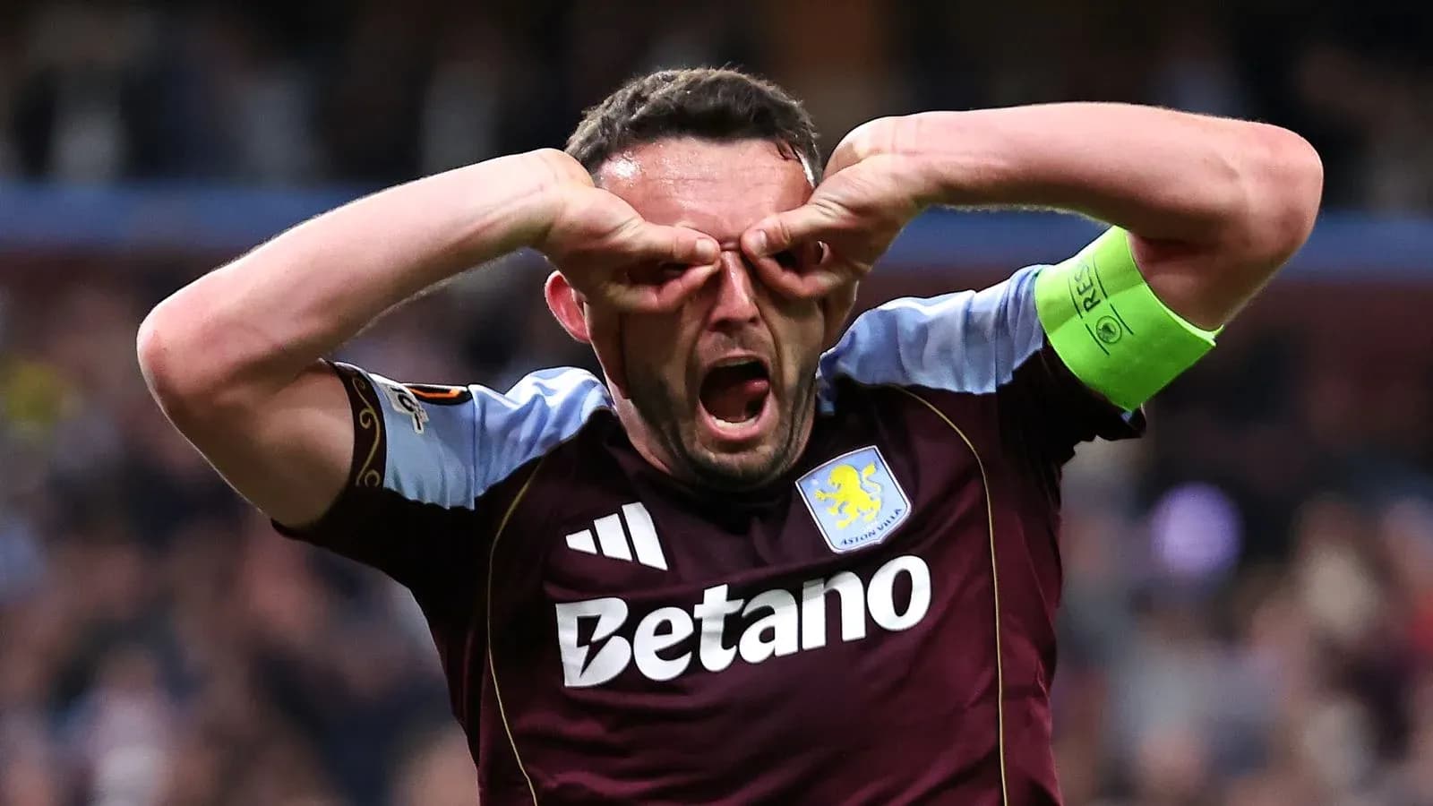 Joueur d'Aston Villa célébrant avec les mains sur les yeux