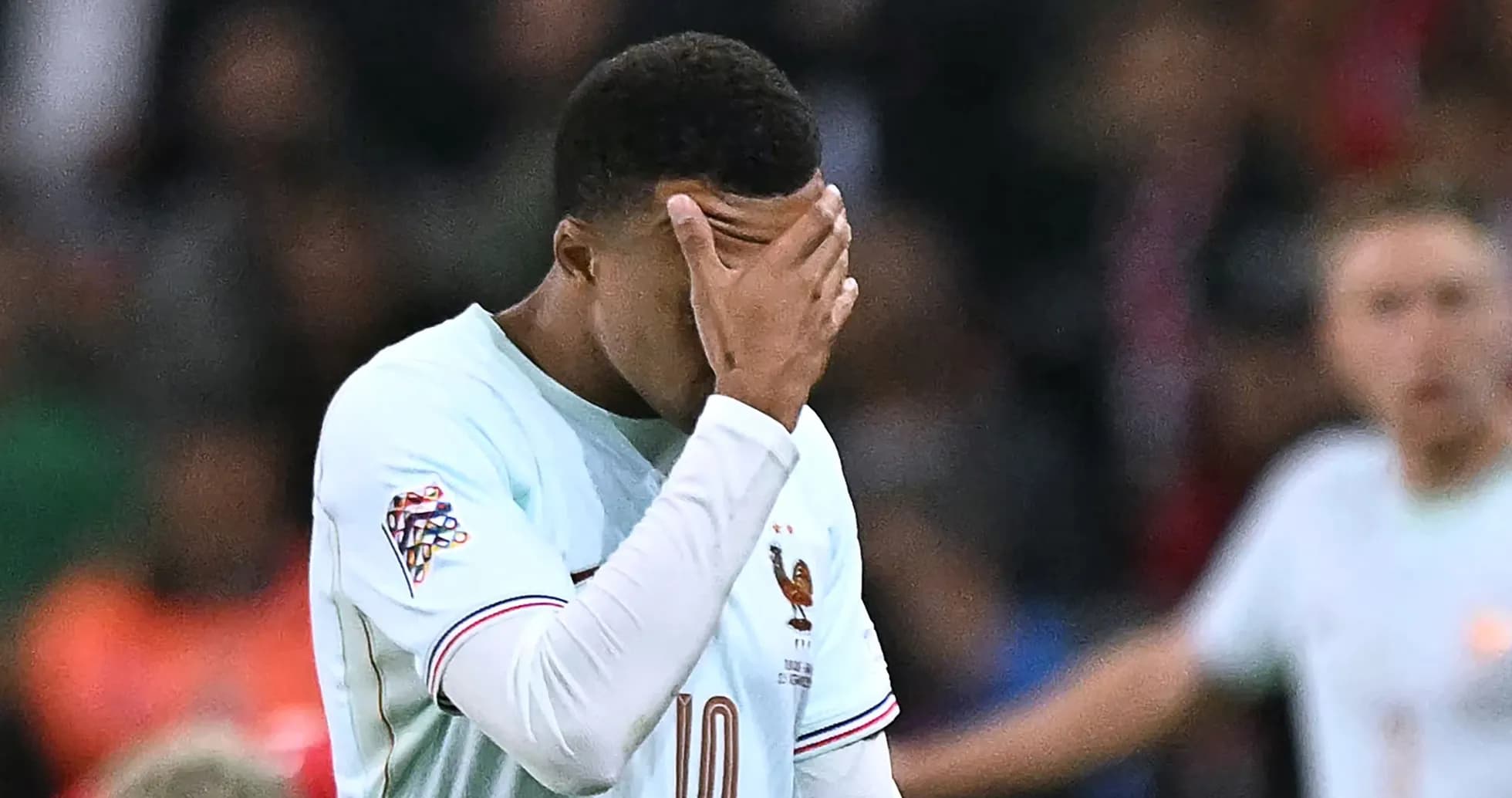 Joueur se tenant le visage après un match