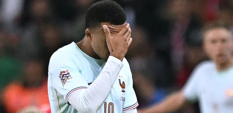 Joueur se tenant le visage après un match