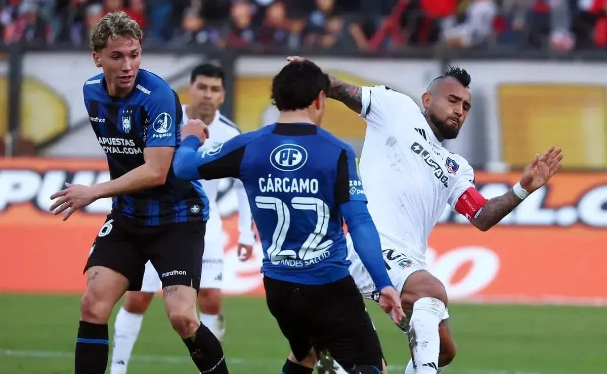 Deux joueurs en action lors du match de football