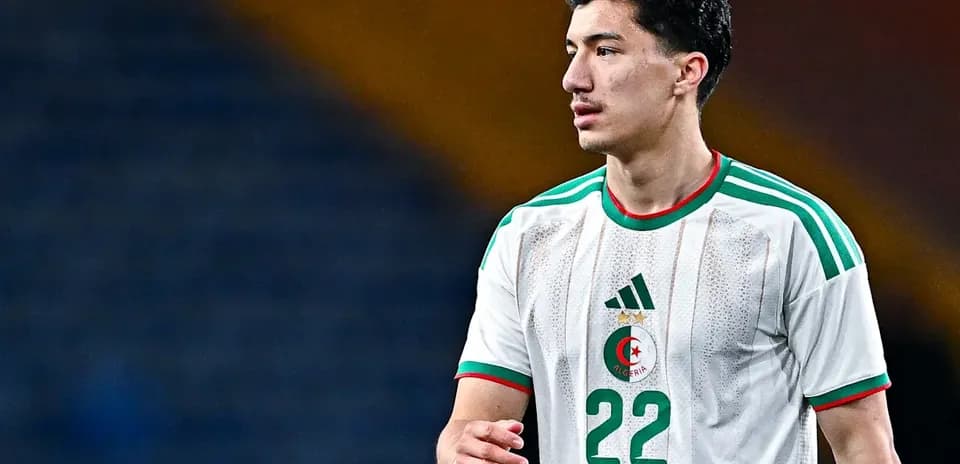 Joueur algérien en maillot blanc sur le terrain