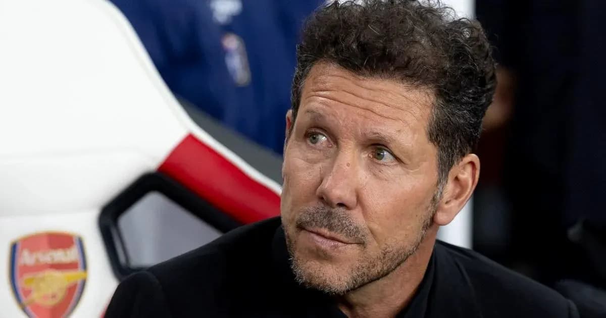 Entraîneur assis sur le banc de touche