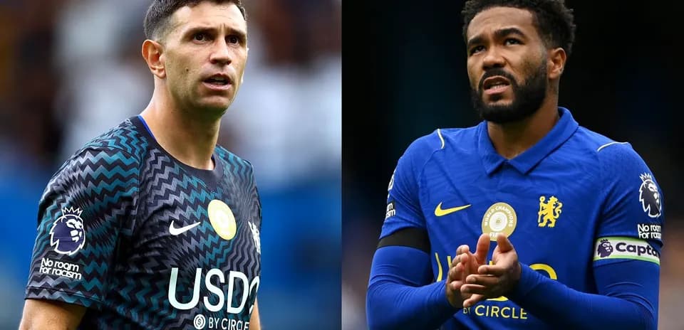 Deux joueurs en action sur le terrain de football