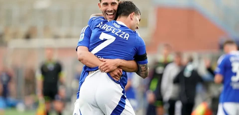 Deux joueurs de Como célébrant un but