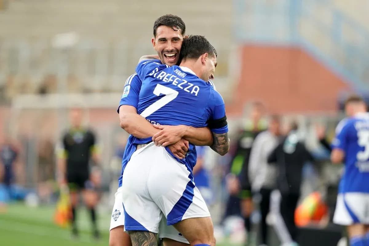 Deux joueurs de Como célébrant un but