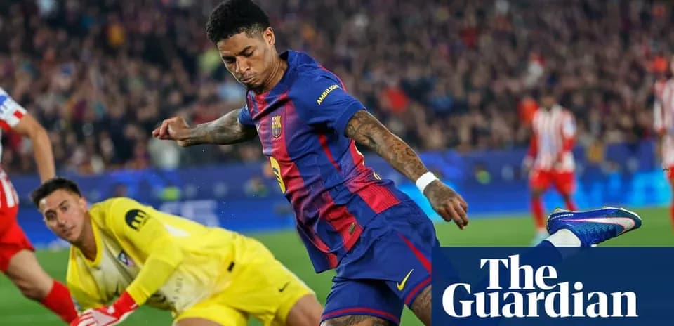 Joueur de Barcelone tirant au but devant le gardien
