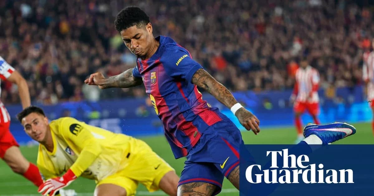 Joueur de Barcelone tirant au but devant le gardien
