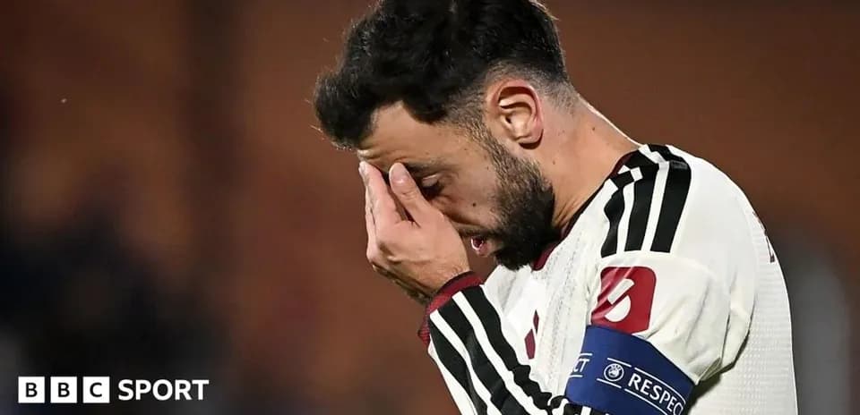 Joueur se tenant le visage après un match
