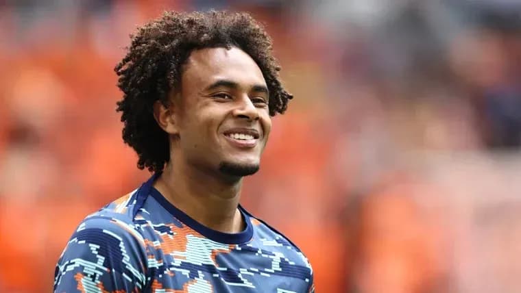Joueur souriant lors de l'échauffement avant le match