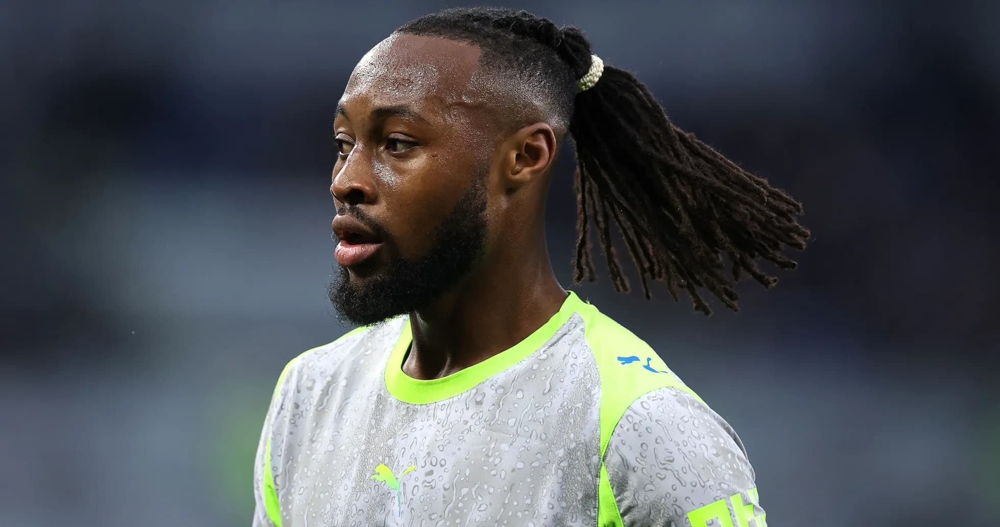 Joueur en tenue d'entraînement avec cheveux tressés