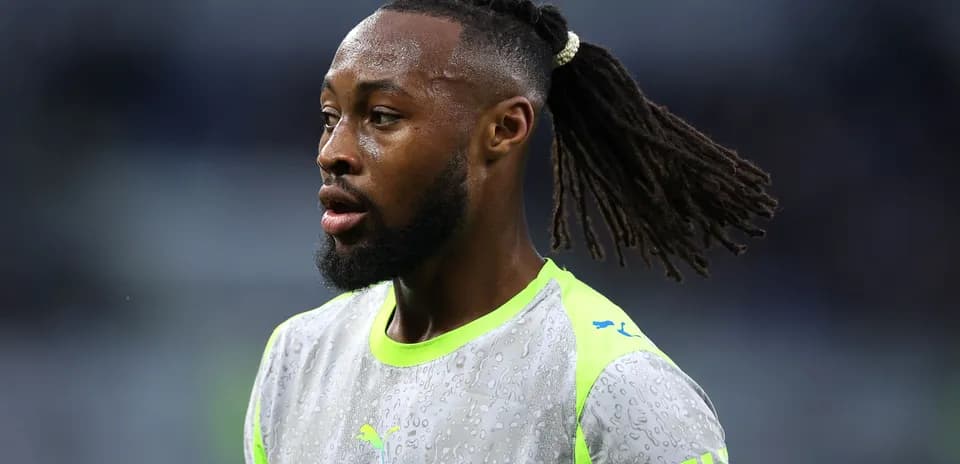Joueur en tenue d'entraînement avec cheveux tressés