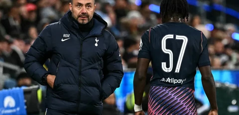 Entraîneur de Tottenham discutant avec un joueur sur le terrain