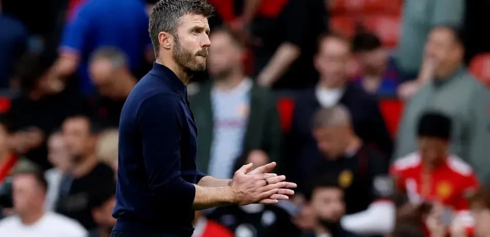 Entraîneur applaudissant lors d'un match à Old Trafford