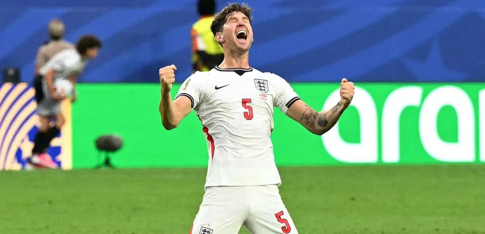 Joueur anglais célébrant une victoire sur le terrain