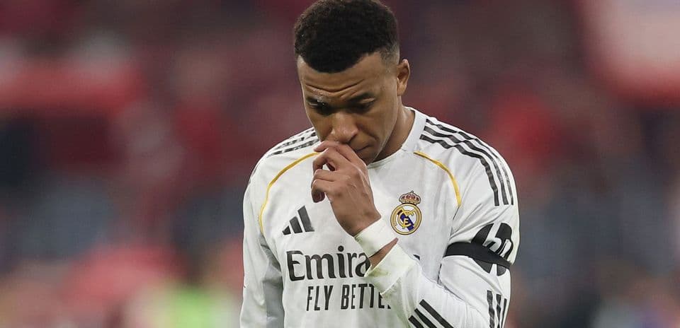 Joueur de football de Real Madrid marchant sur le terrain